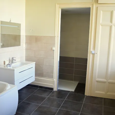 Chateau De לינה וארוחת בוקר