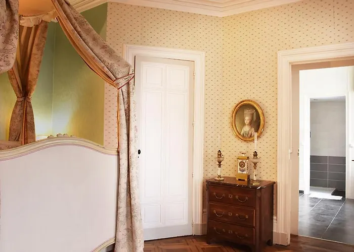 Chateau De Nocleg ze śniadaniem 4*